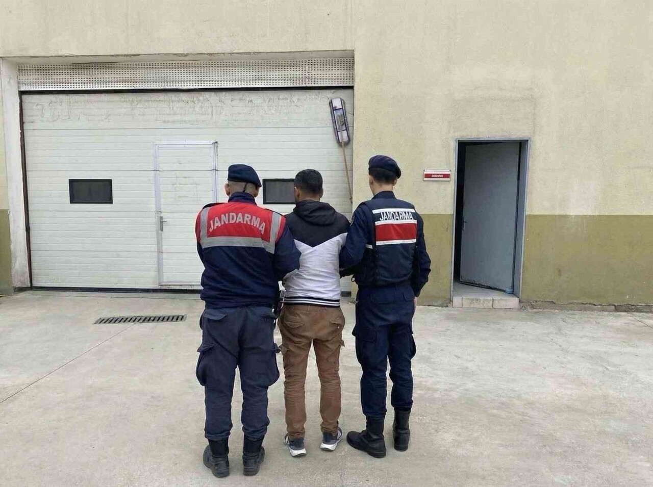 DOLANDIRICILIK VE YARALAMA SUÇLARINDAN 37 YIL KESİNLEŞMİŞ CEZAYLA ARANAN ŞAHIS YAKALANDI