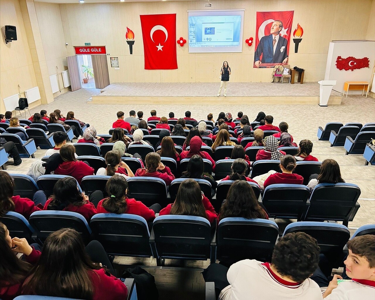 DOMANİÇ’TE ÖĞRETMEN VE ÖĞRENCİLER SİBER SUÇLARA KARŞI BİLGİLENDİRİLDİ