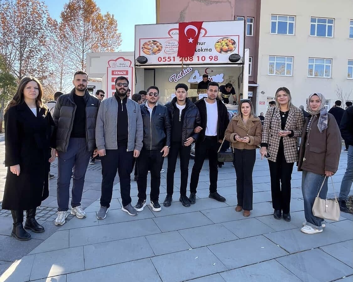 DÜŞEN ASKERİ KARGO UÇAĞINDA ŞEHİT OLAN 20 ASKER İÇİN LOKMA DAĞITILDI