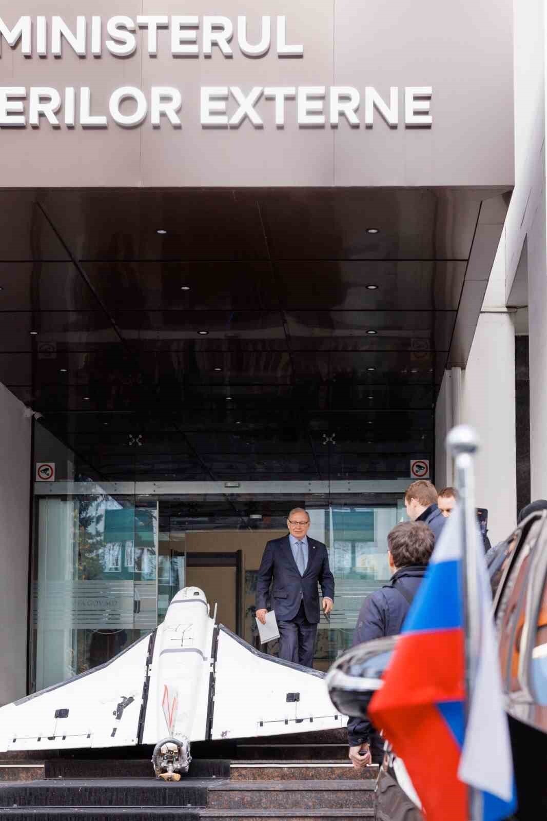 DÜŞEN DRON BAKANLIK BİNASININ ÖNÜNDE SERGİLENDİ