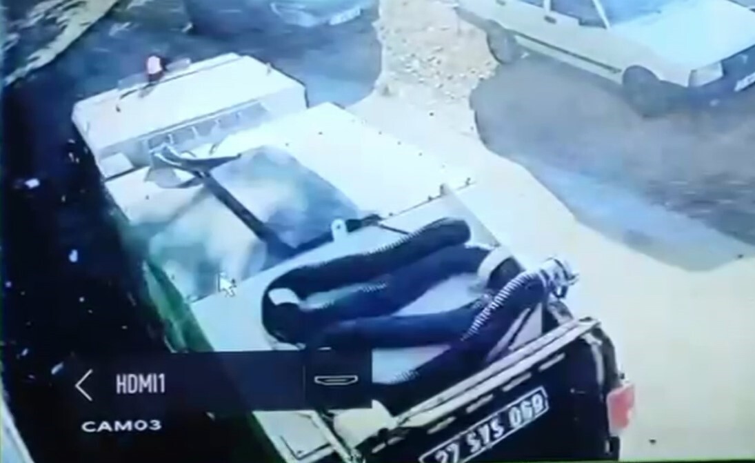 DÜŞÜRÜLEN ALTININ TEMİZLEME ARACIYLA SÜPÜRÜLME VE SONRASINDA BULUNMA ANLARI KAMERADA