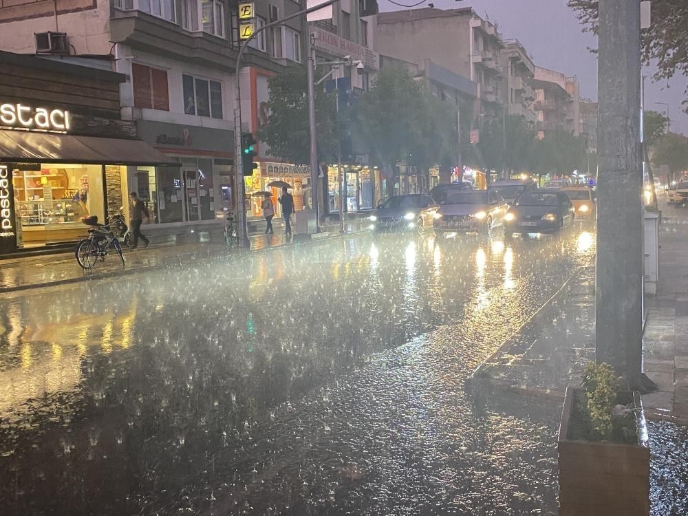 DÜZCE'DE DÜN AKŞAM SAATLERİNDE BAŞLAYAN SAĞANAK YAĞIŞ SONRASI EN FAZLA YAĞIŞ, METREKAREYE 15,7...
