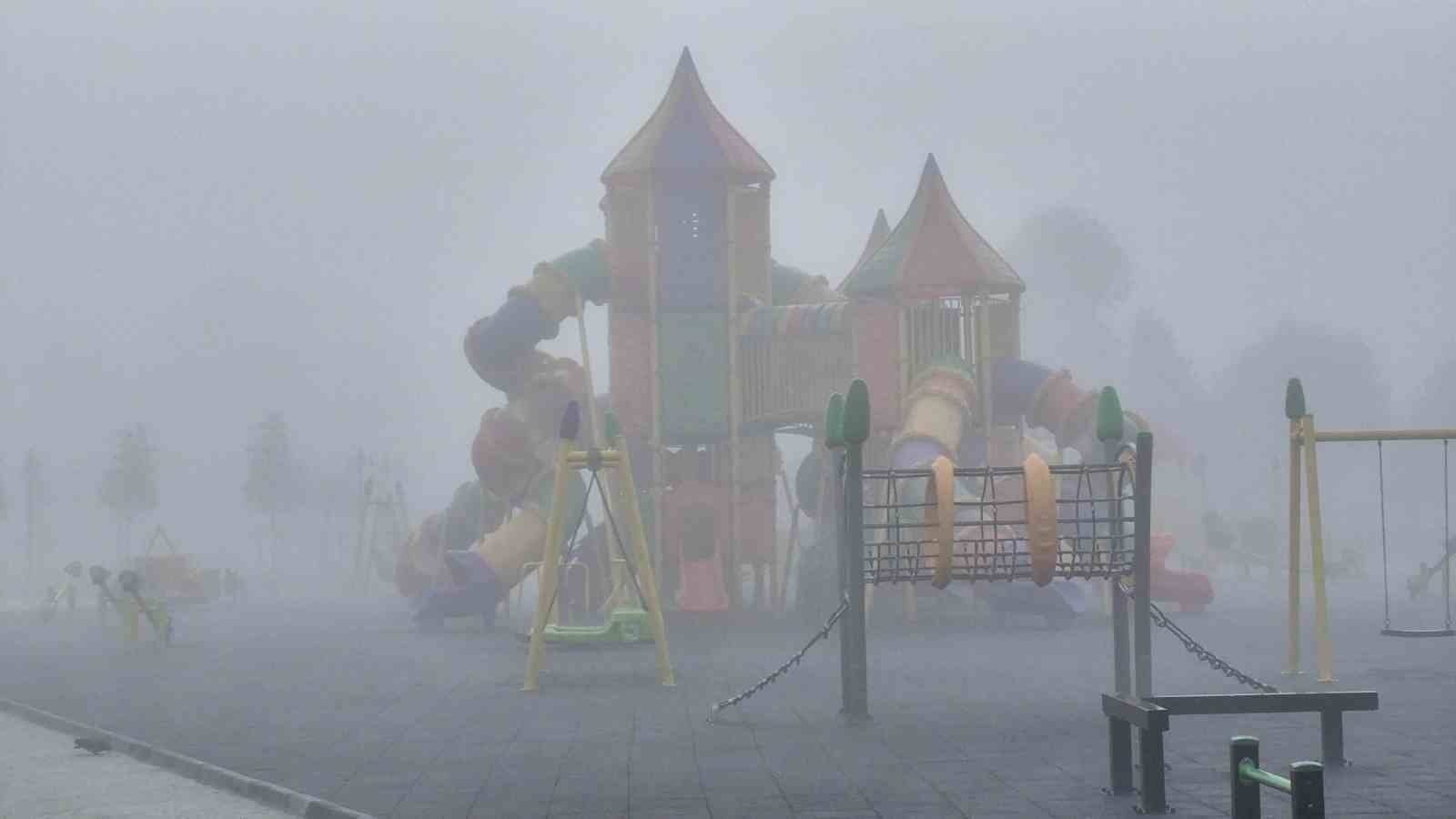 DÜZCE'DE SABAH SAATLERİNDEN İTİBAREN ETKİLİ OLAN YOĞUN SİS, KENT GENELİNDE GÖRÜŞ MESAFESİNİ...