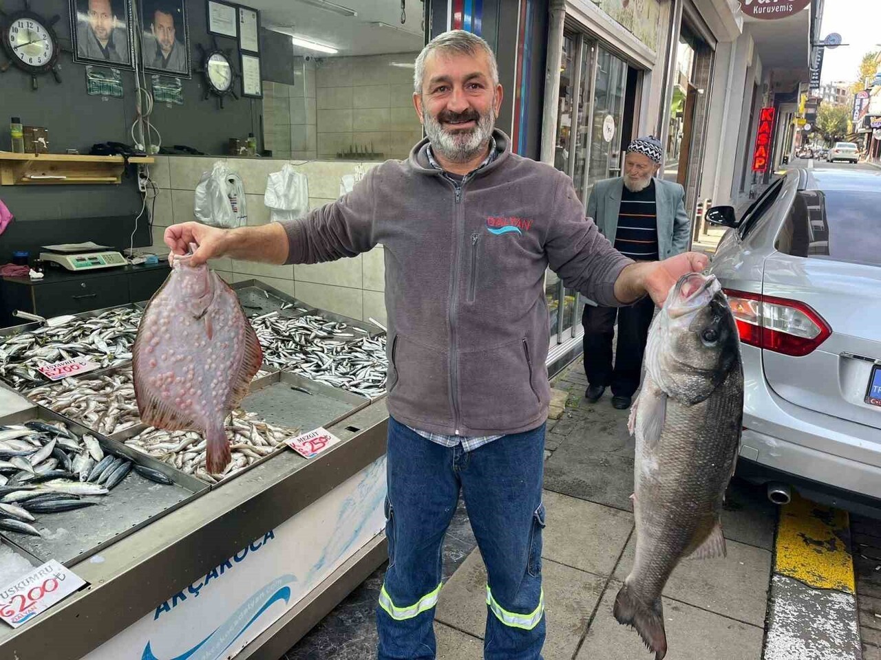 DÜZCE'NİN AKÇAKOCA İLÇESİNDE YAKALANAN 7,5 KİLOGRAM AĞIRLIĞINDAKİ LEVREK BALIĞI İLE KALKAN BALIĞI...