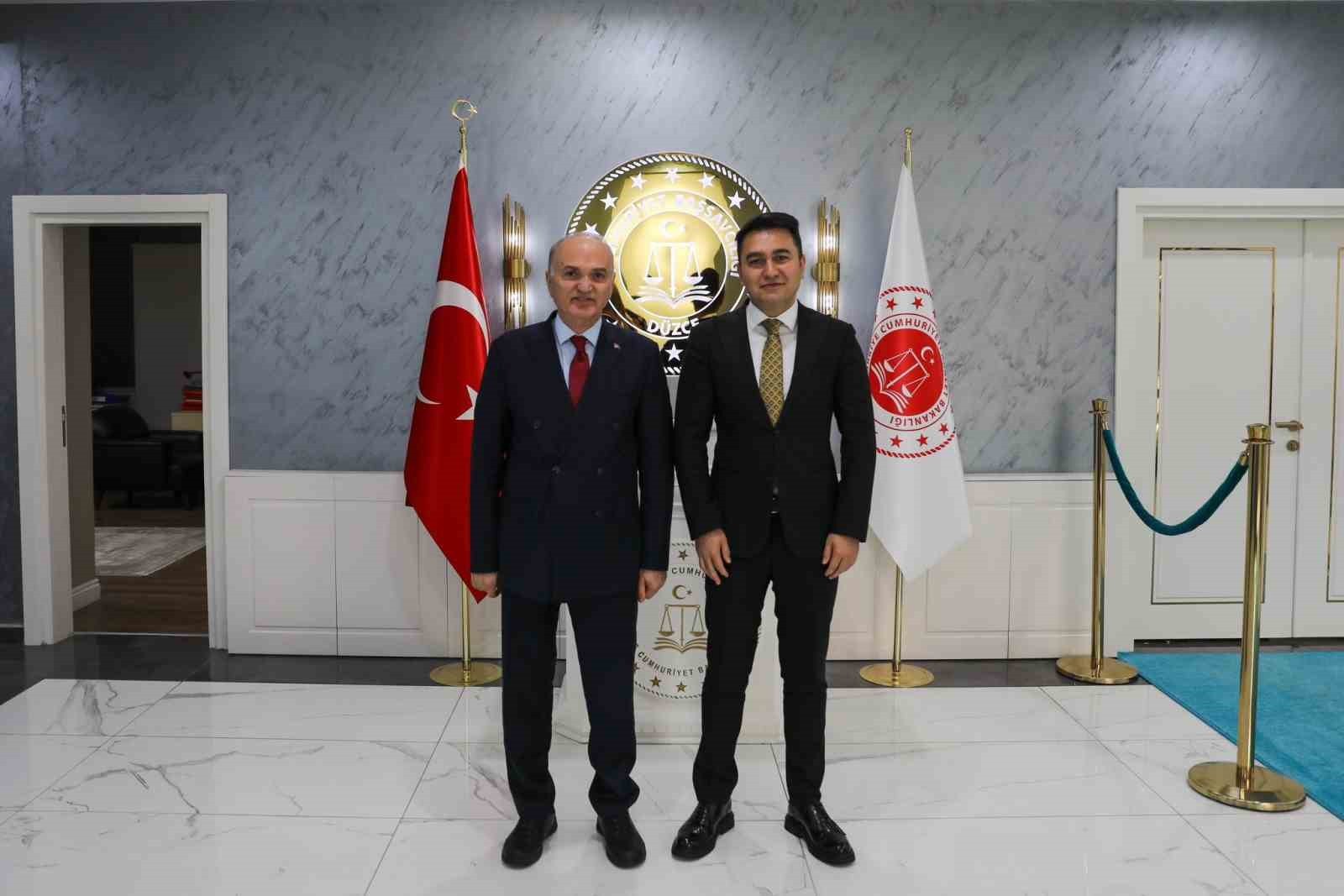 DÜZCE BELEDİYE BAŞKANI DR. FARUK ÖZLÜ, DÜZCE CUMHURİYET BAŞSAVCISI YASİN EMRE’Yİ MAKAMINDA ZİYARET...