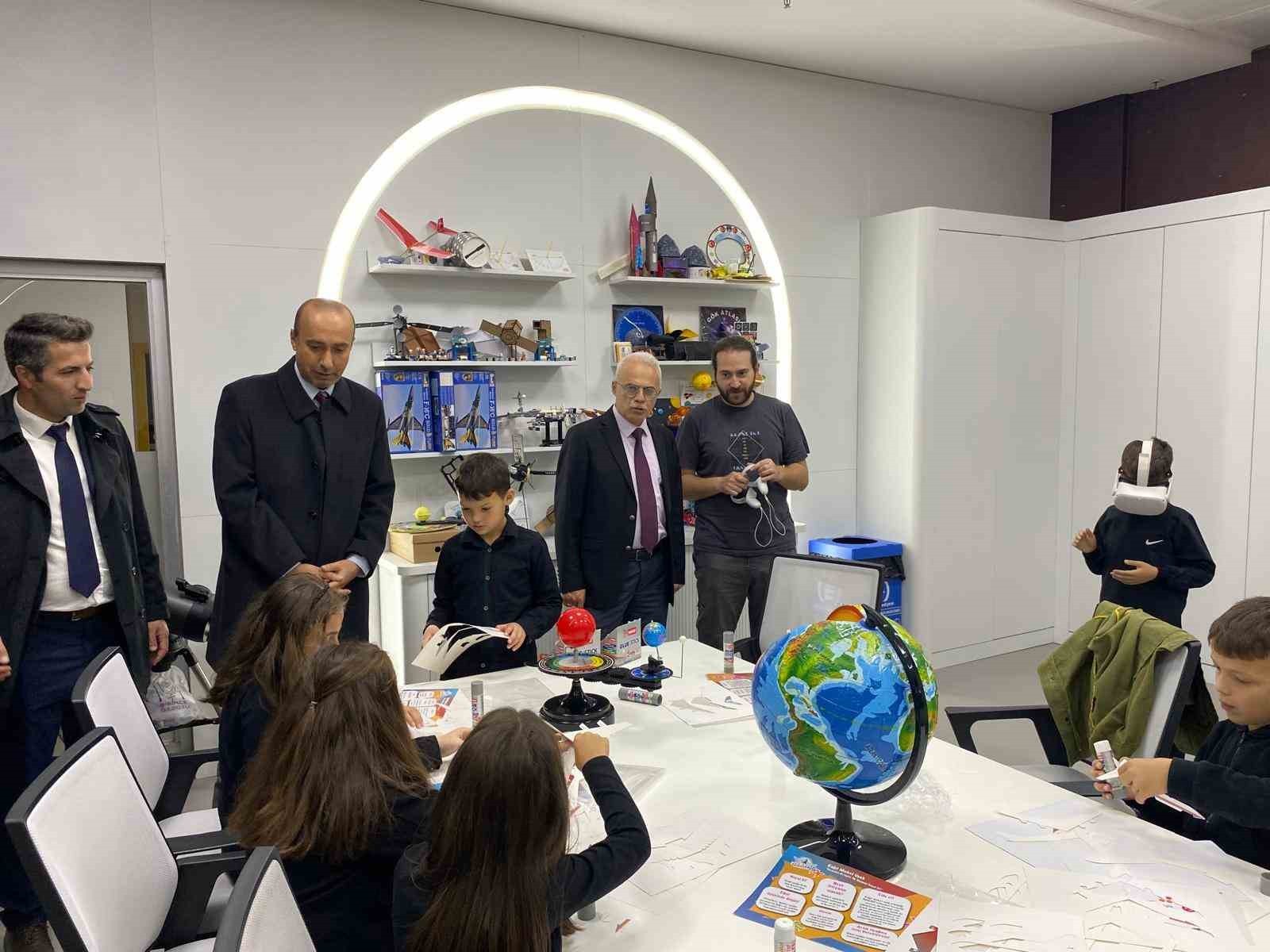 DÜZCE BELEDİYE TARAFINDAN HAYATA GEÇİRİLEN BİLİM MERKEZİNDE İNCELEMELERDE BULUNAN GENÇLİK VE SPOR...