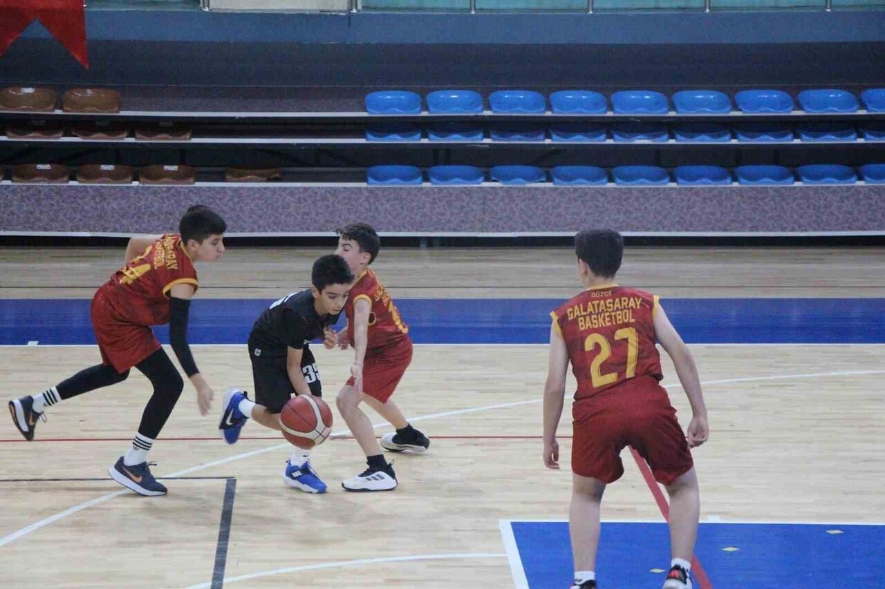 DÜZCE’DE ALTYAPI BASKETBOLUNUN EN ÖNEMLİ ORGANİZASYONLARINDAN BİRİ OLAN U-14 BASKETBOL ERKEKLER...