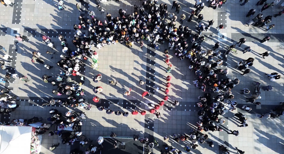 DÜZCE’DE FİLİSTİN’E DESTEK ETKİNLİĞİ GERÇEKLEŞTİRİLDİ. ANITPARK MEYDANIN DÜZENLENEN ETKİNLİKTEN...