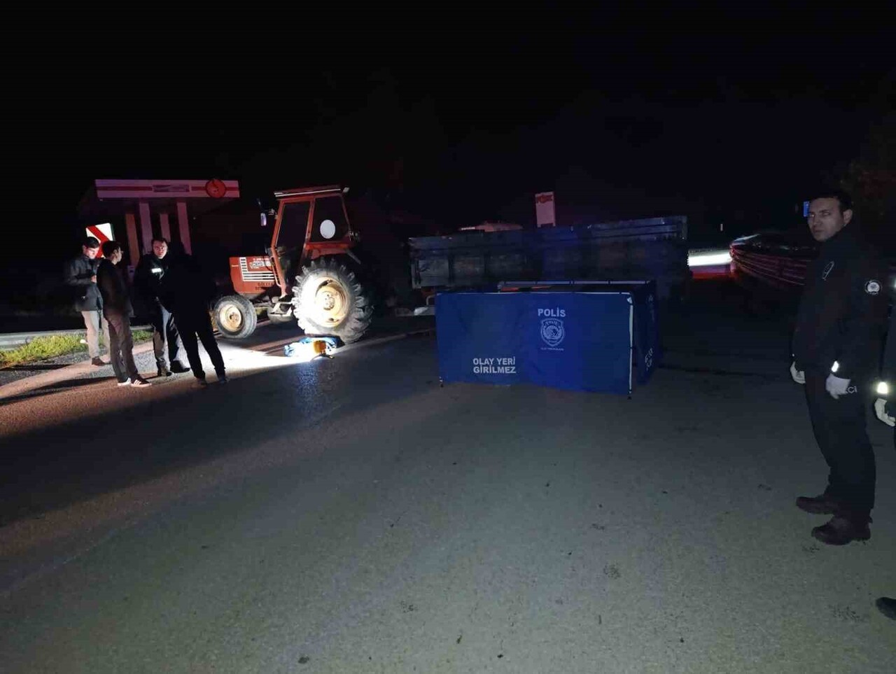 DÜZCE’DE GÖLYAKA BELEDİYESİ’NCE YOLA BIRAKILAN TRAKTÖRE ÇARPAN 1 KİŞİ HAYATINI KAYBETTİ. AİLE İSE...