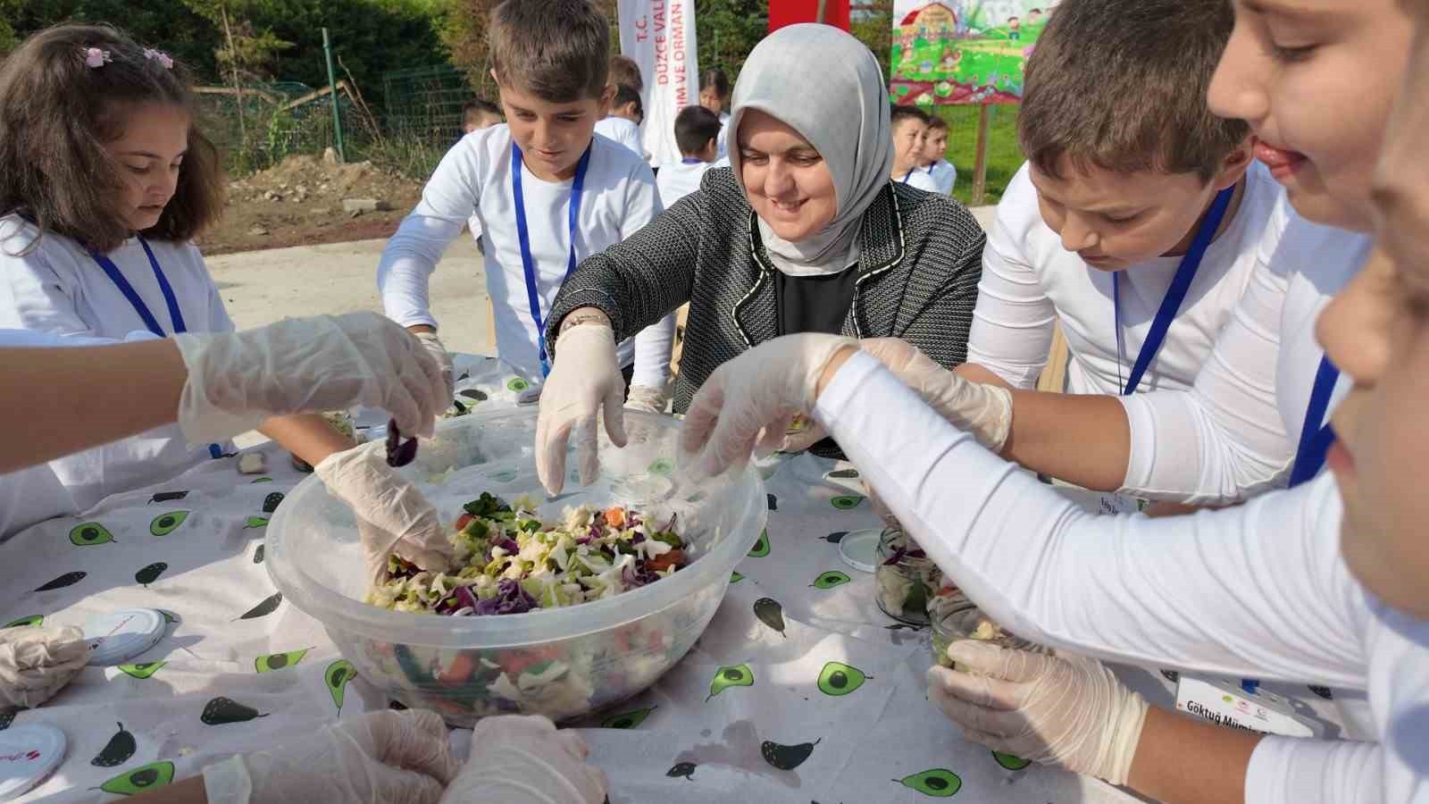 DÜZCE’DE LİDER ÇOCUK TARIM KAMPI, KOOPERATİFÇİLİK TEMASIYLA KONAKLI'DA ‘BİRLİKTE ÇOK GÜÇLÜYÜZ’...