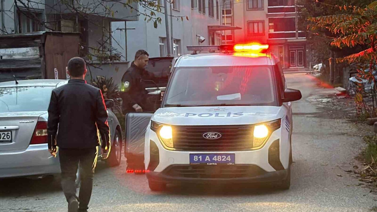 DÜZCE’DE MAHALLE ARASINDA UNUTULAN PANİĞE SEBEP OLDU. YAPILAN KONTROLLERDE ÇANTANIN İÇERİSİNDE...