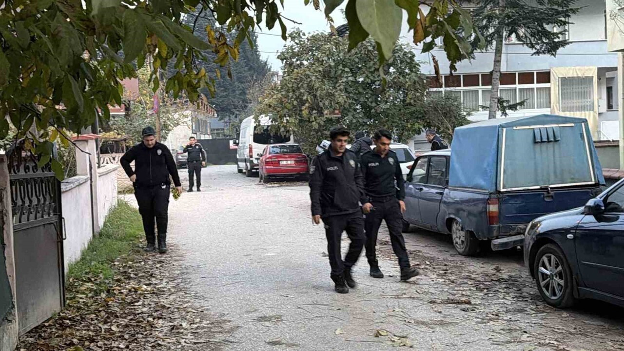 DÜZCE’DE MAHALLE ARASINDA UNUTULAN PANİĞE SEBEP OLDU. YAPILAN KONTROLLERDE ÇANTANIN İÇERİSİNDE...