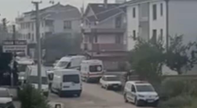 DÜZCE’DE OCAKTA UNUTULAN ÇAYDANLIĞIN YANDIĞI OLAYDA 2 KİŞİ DUMANDAN ETKİLENEREK HASTANEYE...