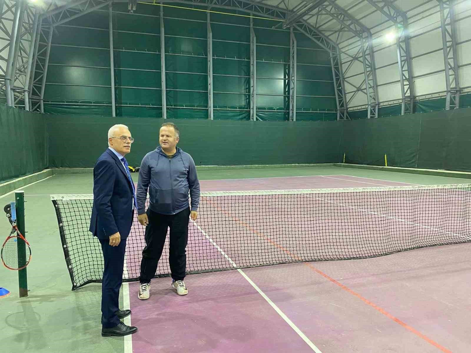 DÜZCE GENÇLİK VE SPOR MÜDÜRÜ ZEKERİYA ARSLANTÜRK SPOR SALONLARINI GEZEREK İNCELEMELERDE BULUNDU...