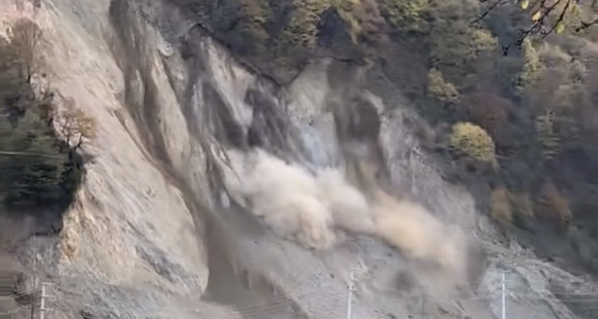 DÜZCE’NİN BEYKÖY BELDESİNDE  MEYDANA GELEN HEYELANDA YAMAÇTAN KOPAN KAYA PARÇALARI YOLA DÜŞTÜ, 4...