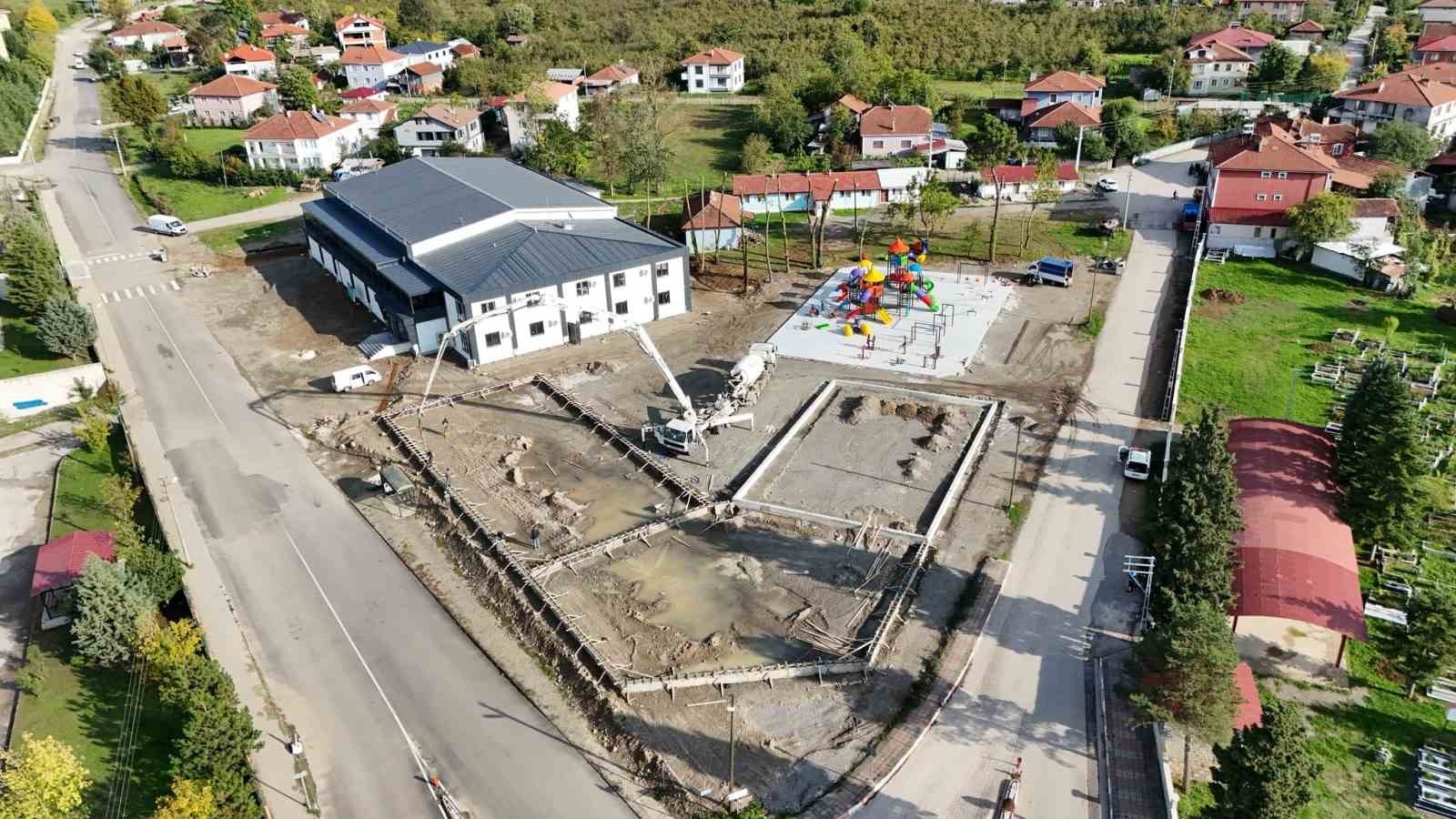 DÜZCE’NİN BEYKÖY BELDESİNDE YAPIMI DEVAM EDEN GENÇLİK MERKEZİ VE BEYKÖY FUTBOL SAHASI’NDA GENÇLİK...