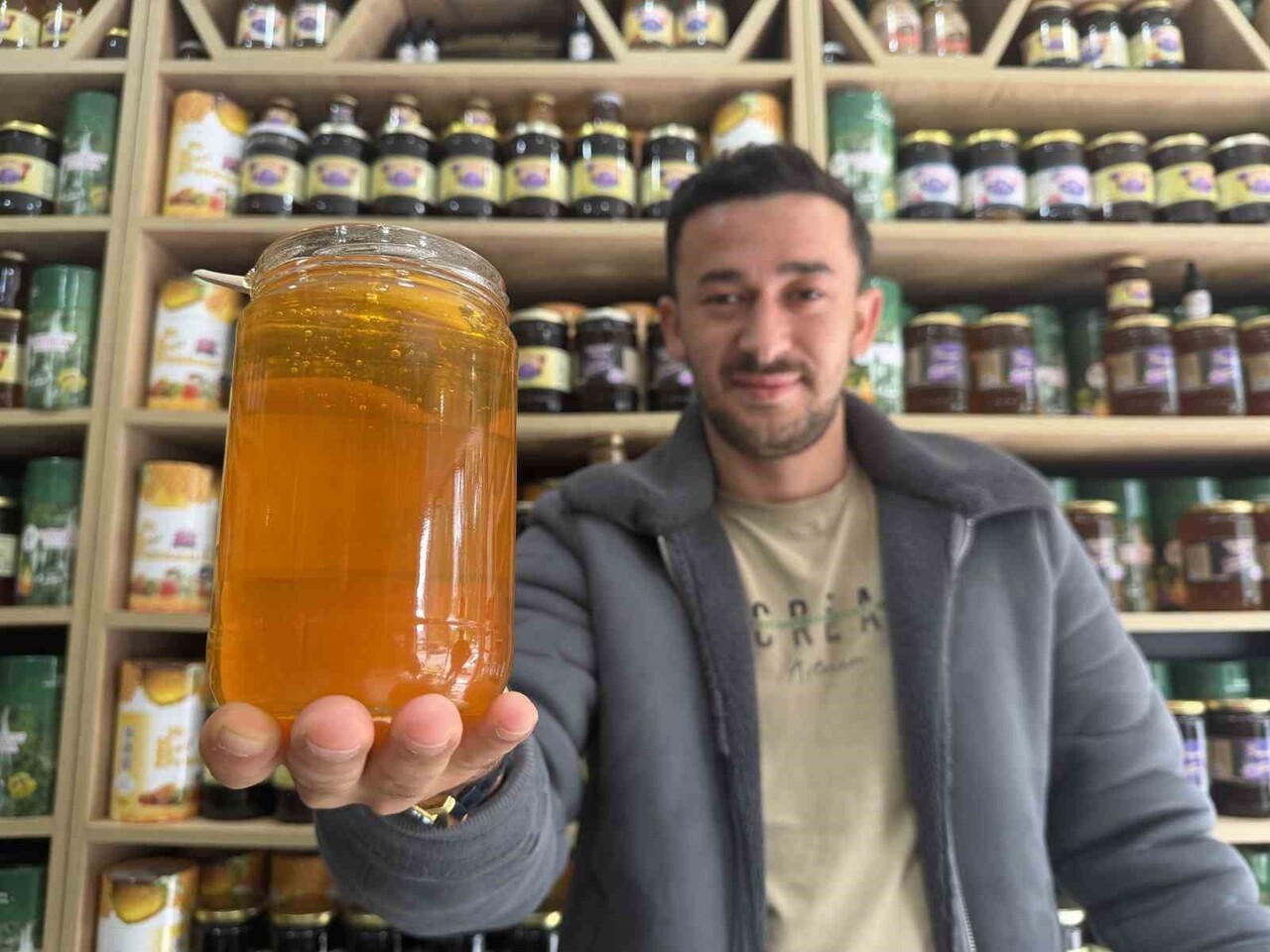 DÜZCE’NİN COĞRAFİ İŞARETLİ ÜRÜNLERİ ARASINDA YERİNİ ALAN KESTANE BALI SAĞIMI YAPILDI. 2025 YILI...