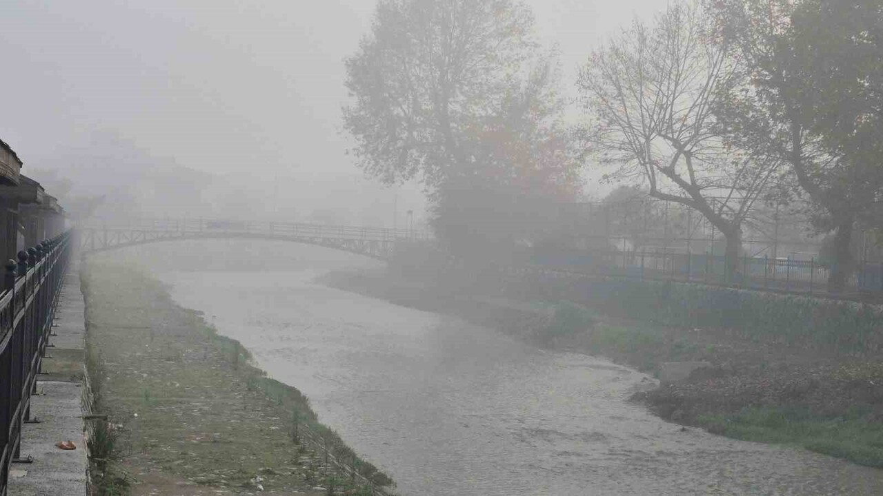 DÜZCE ŞEHİR MERKEZİNDE SABAH SAATLERİNDE SİS ETKİLİ OLDU. GÖRÜŞ MESAFESİNİN DÜŞTÜĞÜ SİSTE, YER YER...
