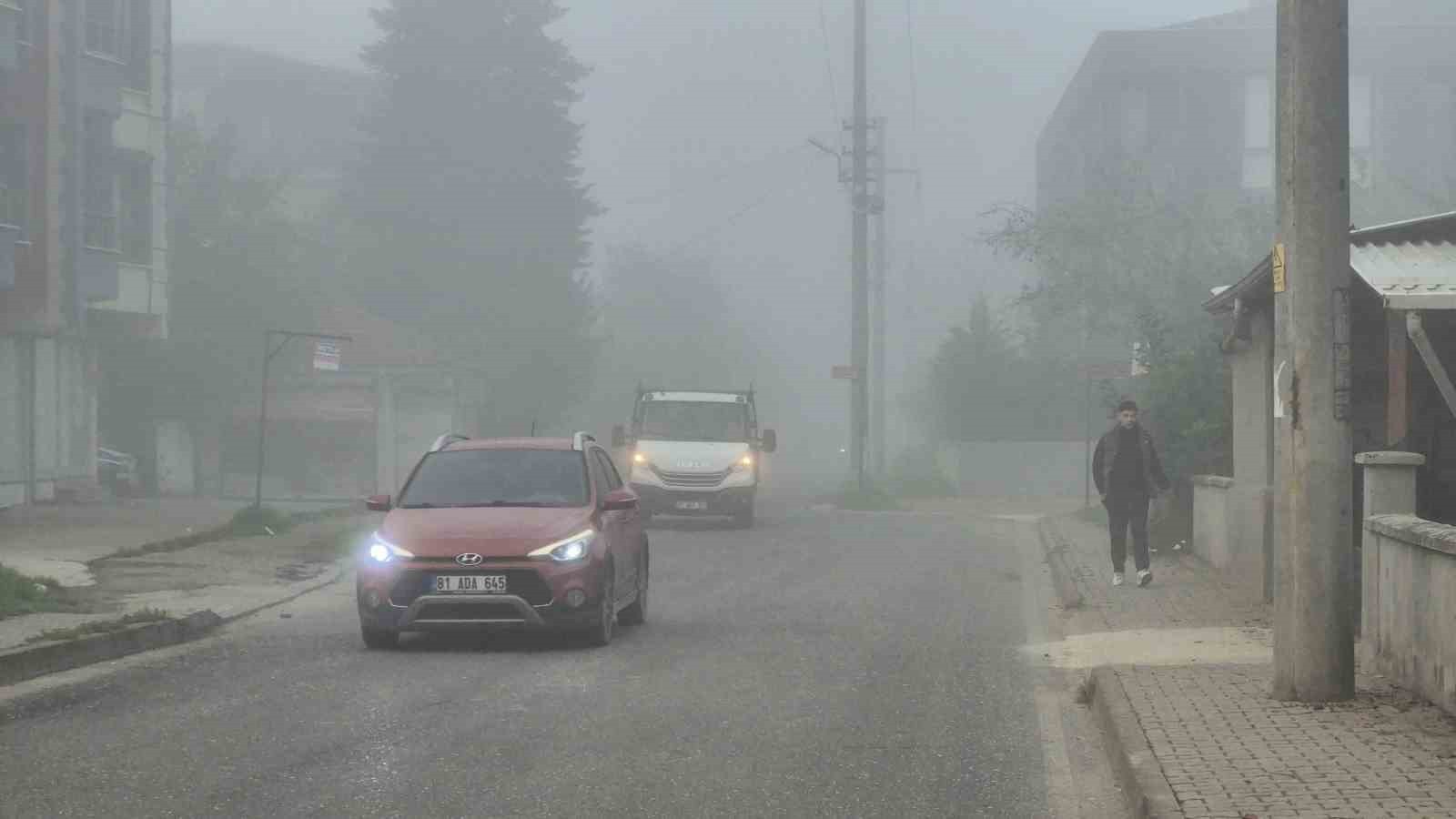 DÜZCE ŞEHİR MERKEZİNDE SABAH SAATLERİNDE SİS ETKİLİ OLDU. GÖRÜŞ MESAFESİNİN DÜŞTÜĞÜ SİSTE, YER YER...