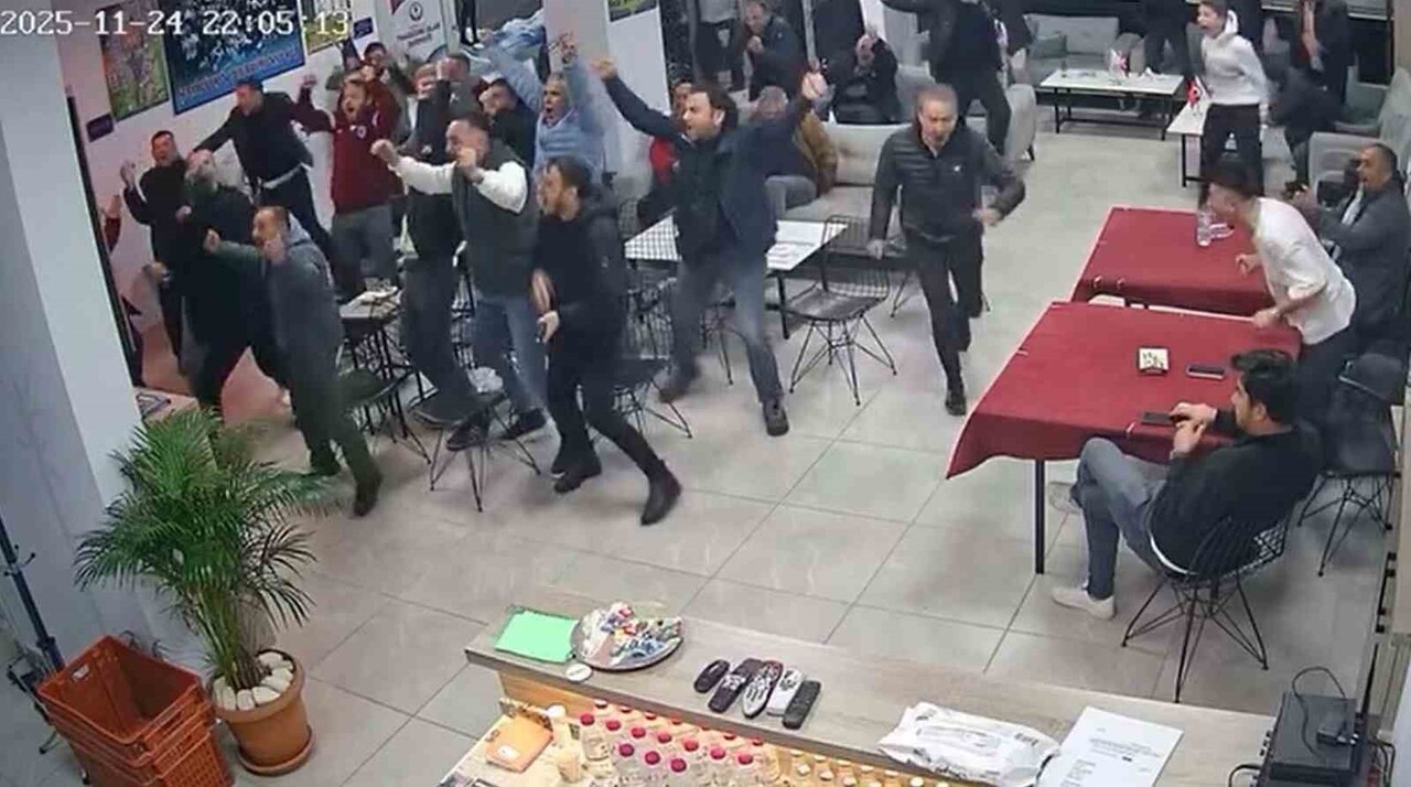 DÜZCE TRABZONLULAR DERNEĞİ’NDE BİR ARAYA GELEN TRABZONSPOR TARAFTARLARI TRABZONSPOR – BAŞAKŞEHİR...