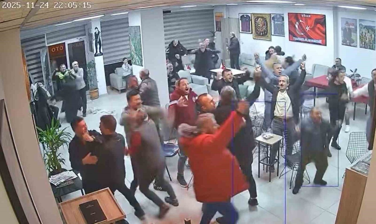 DÜZCE TRABZONLULAR DERNEĞİ’NDE BİR ARAYA GELEN TRABZONSPOR TARAFTARLARI TRABZONSPOR – BAŞAKŞEHİR...