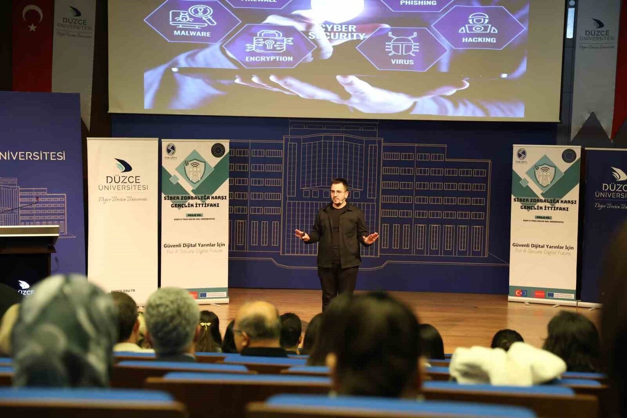 DÜZCE ÜNİVERSİTESİ ARAŞTIRMA DEKANLIĞI İLE SAKARYA ÜNİVERSİTESİ İŞ BİRLİĞİNDE, DİJİTAL DÜNYADA...