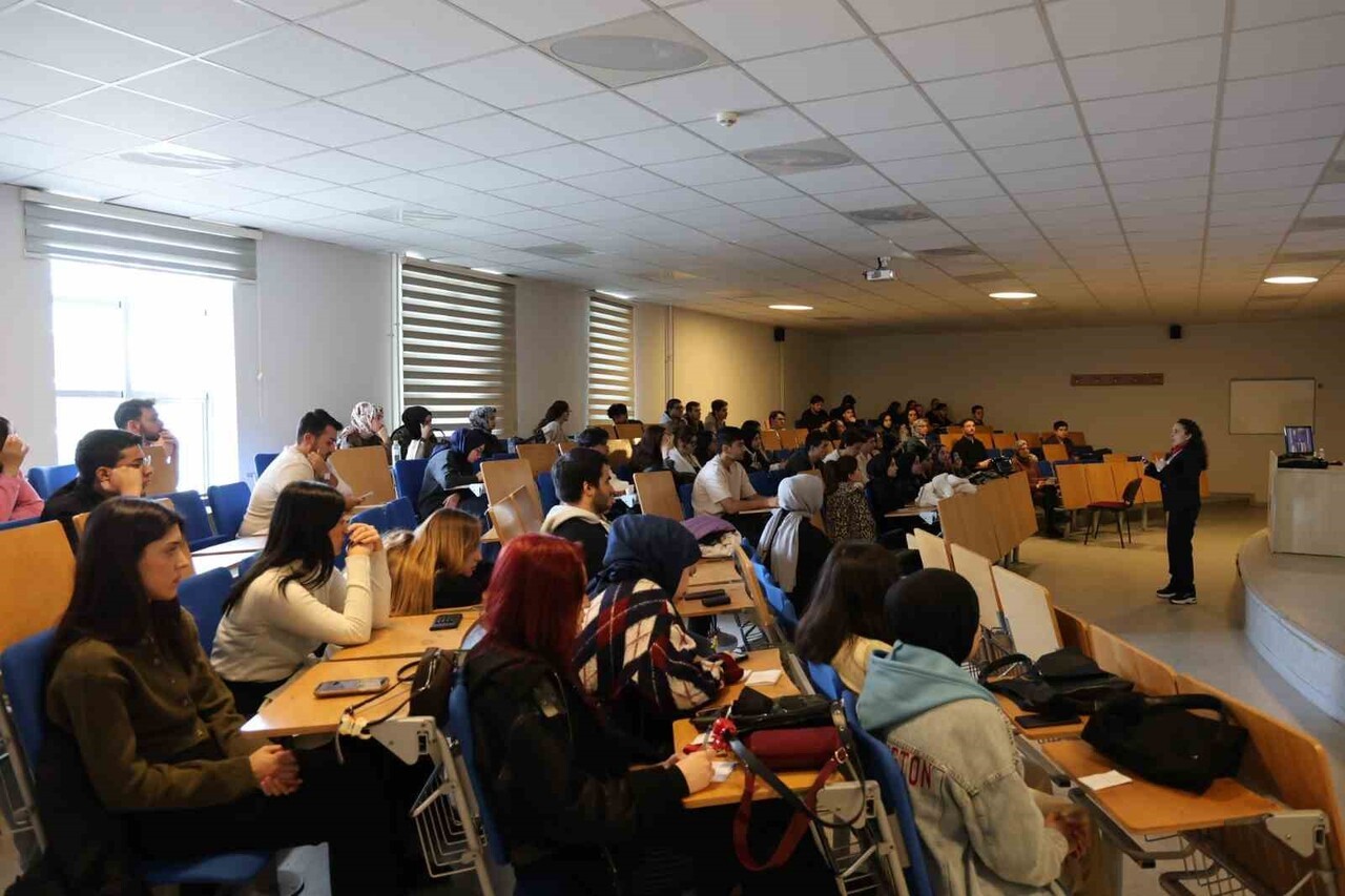 DÜZCE ÜNİVERSİTESİ KARİYER GELİŞTİRME VE MEZUN İZLEME UYGULAMA ARAŞTIRMA MERKEZİ TARAFINDAN...