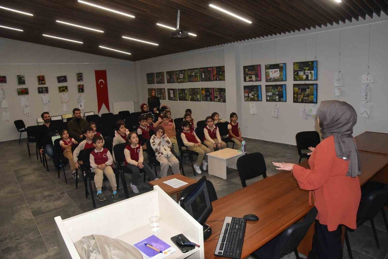 DÜZCE ÜNİVERSİTESİ SÜS VE TIBBİ BİTKİLER BOTANİK BAHÇESİ, KÜÇÜK YAŞTA DOĞA SEVGİSİ AŞILAMAYA VE...