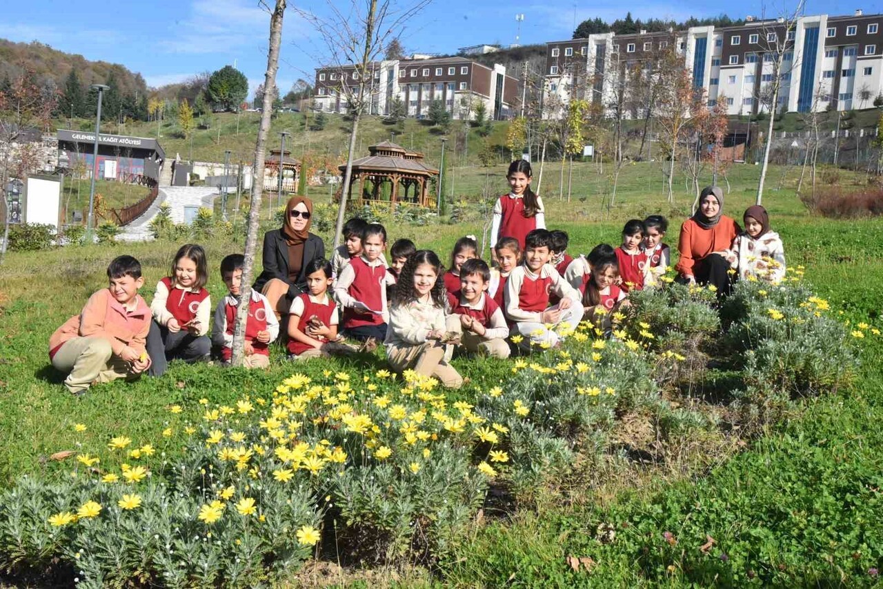 DÜZCE ÜNİVERSİTESİ SÜS VE TIBBİ BİTKİLER BOTANİK BAHÇESİ, KÜÇÜK YAŞTA DOĞA SEVGİSİ AŞILAMAYA VE...