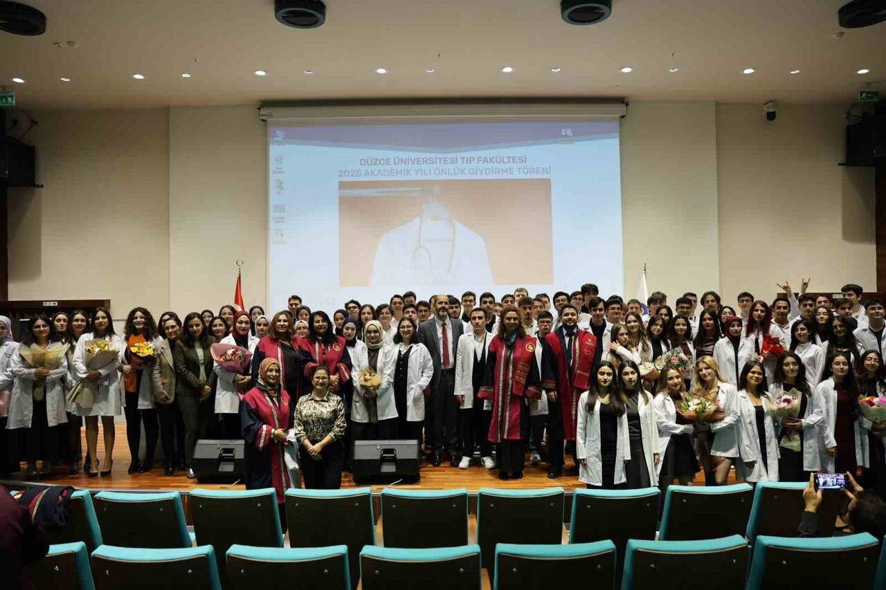 DÜZCE ÜNİVERSİTESİ TIP FAKÜLTESİ 1.SINIF ÖĞRENCİLERİNE YÖNELİK DÜZENLENEN ‘BEYAZ ÖNLÜK GİYME...