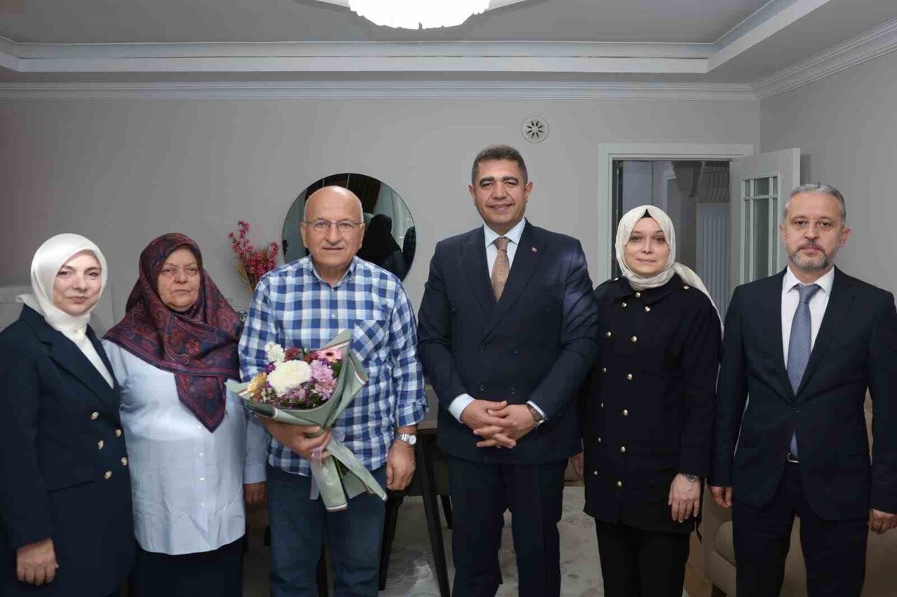 DÜZCE VALİSİ SELÇUK ASLAN, BİRÇOK ÖĞRENCİNİN YETİŞMESİNE VESİLE OLAN EMEKLİ ÖĞRETMENLERİ...