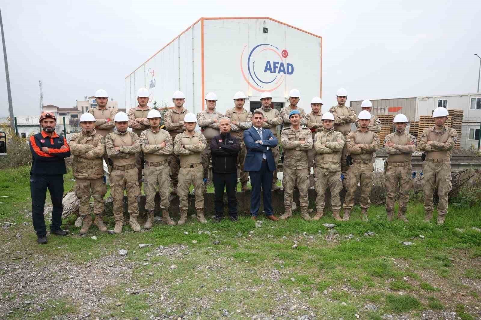DÜZCE VALİSİ SELÇUK ASLAN, EĞİTİM ALAN JANDARMA ASAYİŞ KOMANDO BÖLÜK KOMUTANLIĞI’NDA GÖREVLİ...