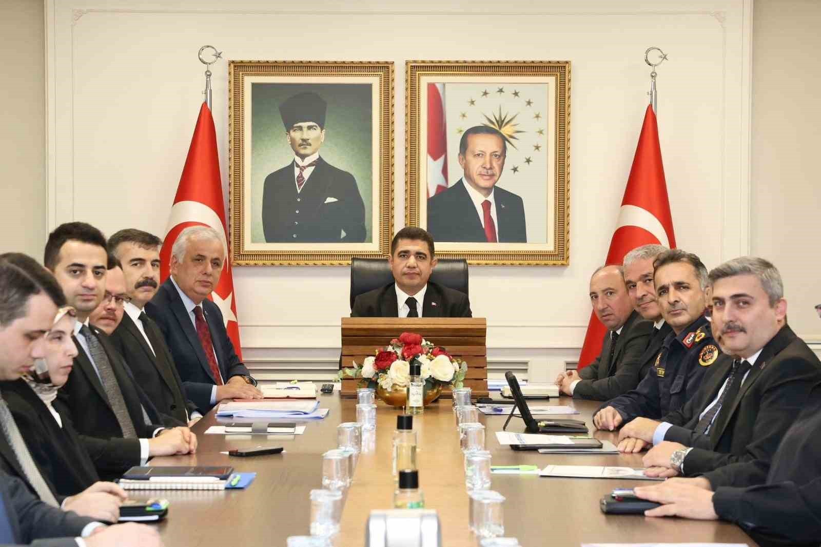 DÜZCE VALİSİ SELÇUK ASLAN YÖNETİMİNDE, 2025-2026 YILI KIŞ TEDBİRLERİ BİLGİLENDİRME VE...