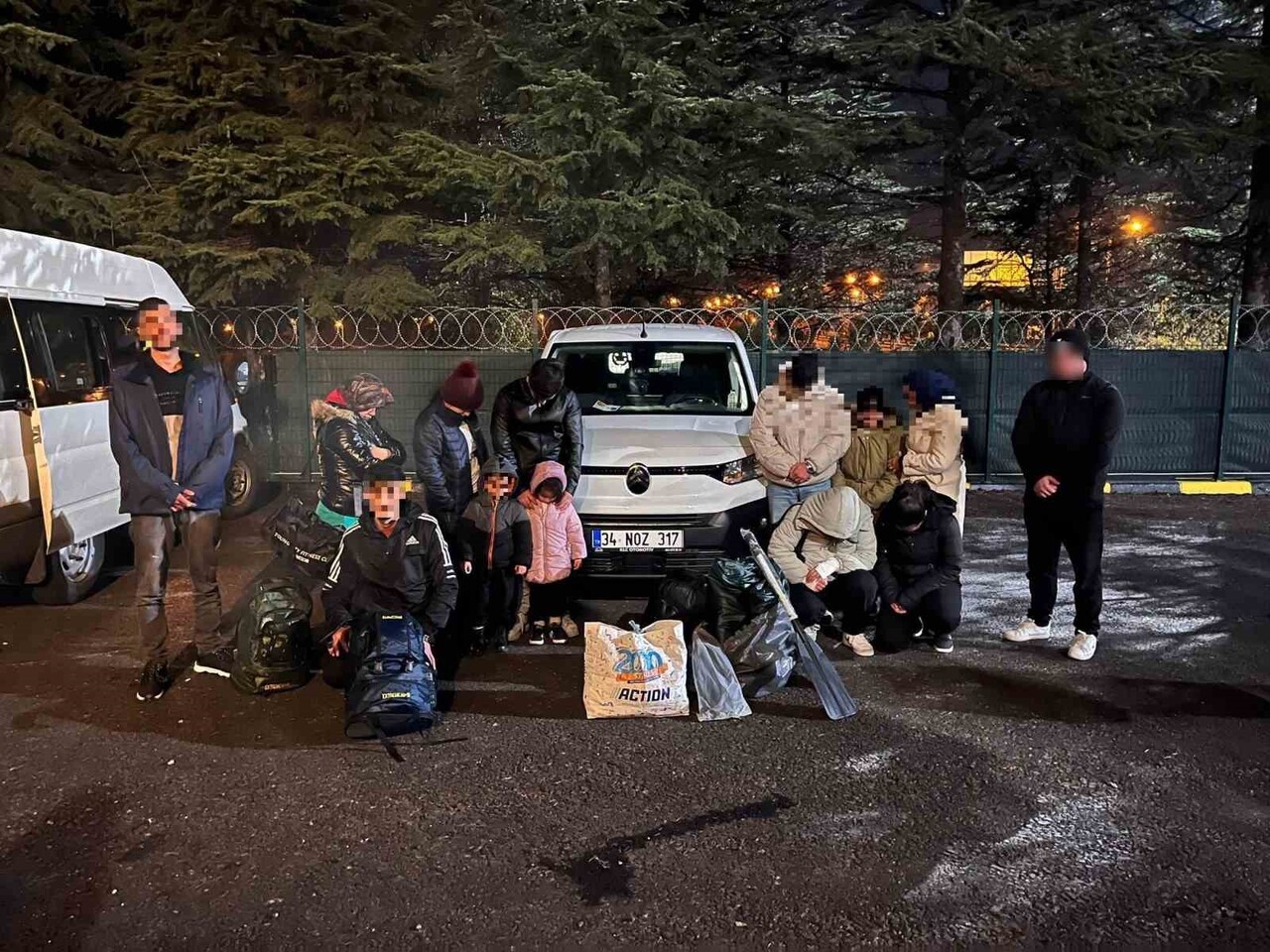 E-80 OTOYOLUNDA DÜZENLENEN OPERASYONDA 20 DÜZENSİZ GÖÇMEN YAKALANDI