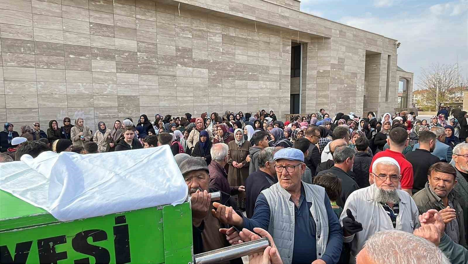 EBRU KOÇAK SON YOLCULUĞUNA UĞURLAN