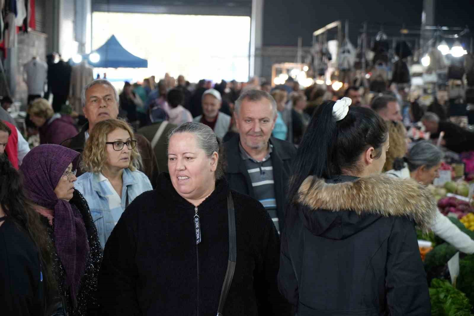 EDİRNE'DE ESNAFLAR, ÖZELLİKLE BULGAR TURİSTLERİN KENTTE ALIŞVERİŞE YOĞUN İLGİ GÖSTERMESİYLE...