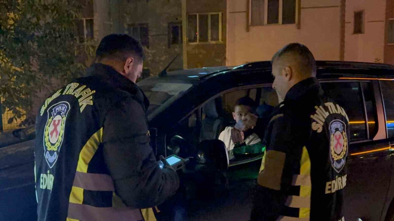 EDİRNE'DE POLİS EKİPLERİNCE 1.MURAT MAHALLESİ CAFELER CADDESİ ÜZERİNDE GERÇEKLEŞTİRİLEN ŞOK...