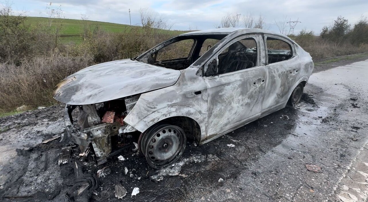 EDİRNE'DE SEYİR HALİNDEYKEN ALEV ALAN OTOMOBİL KÜLE DÖNDÜ.