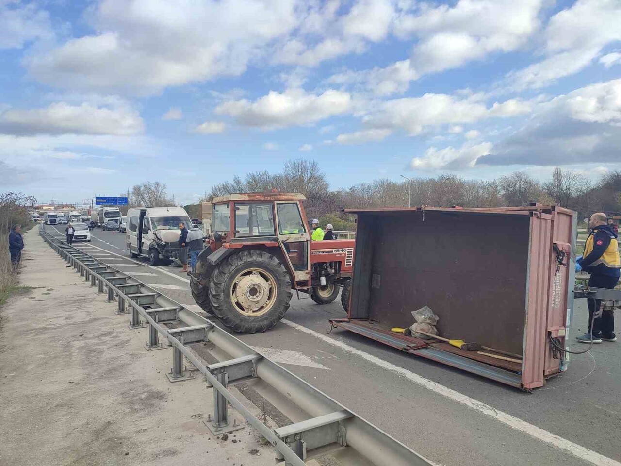 EDİRNE'NİN KEŞAN İLÇESİNDE MEYDANA GELEN KAZADA TRAKTÖRÜN RÖMORKUNA ÇARPAN MİDİBÜSTEKİ BİR YOLCU...