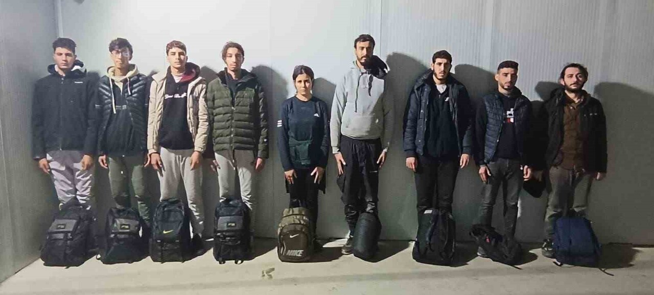 EDİRNE'NİN UZUNKÖPRÜ İLÇESİNDE KAÇAK YOLLARDAN YUNANİSTAN'A GEÇMEYE ÇALIŞAN 9 DÜZENSİZ GÖÇMEN...