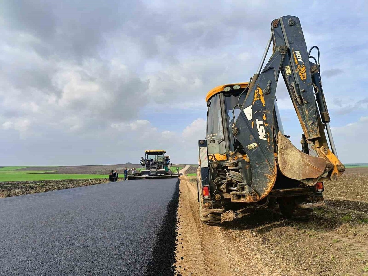 EDİRNE’DE KÖY YOLLARI, KIRSALDA YAŞAYAN VATANDAŞLARIN ULAŞIMINI KOLAYLAŞTIRMAK AMACIYLA SICAK...