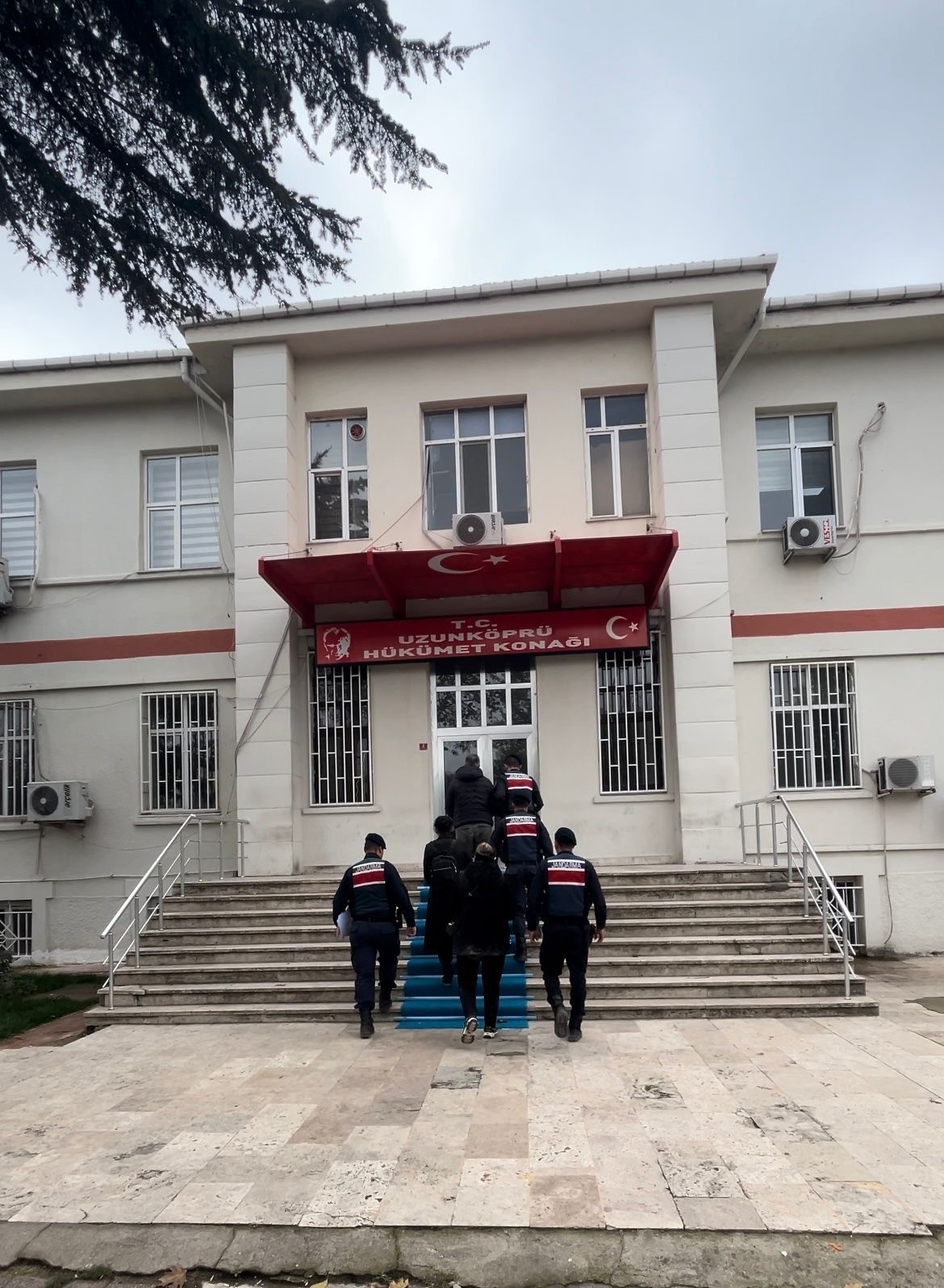 EDİRNE’NİN UZUNKÖPRÜ İLÇESİNDE YASA DIŞI YOLLARLA YURT DIŞINA KAÇMAYA ÇALIŞAN 3 FETÖ/PDY...