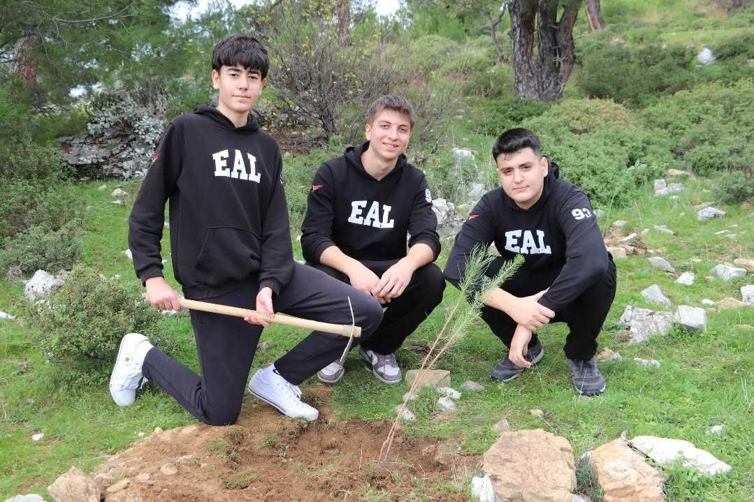 EDREMİT ANADOLU LİSESİ ÖĞRENCİLERİ, GÜRE KAVURMACILAR MAHALLESİ’NDE OLUŞTURULAN HATIRA ORMANI’NDA...