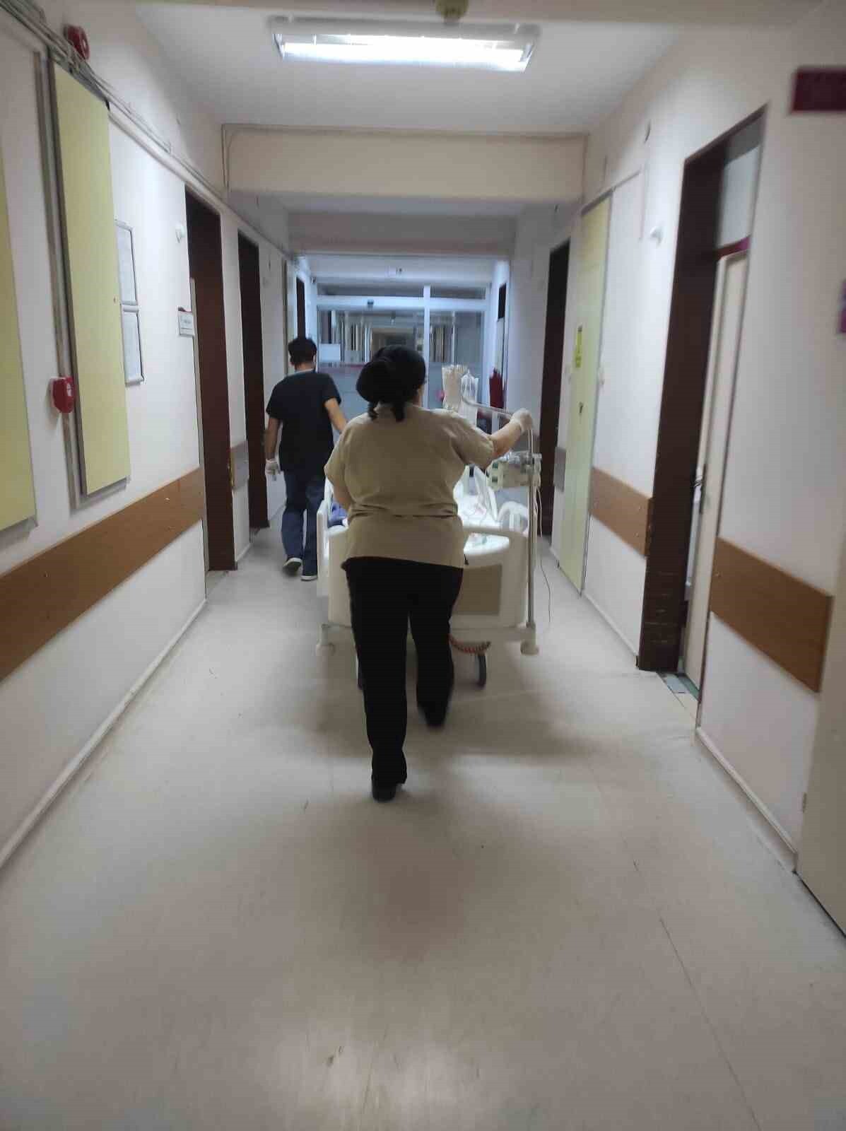 EDREMİT DEVLET HASTANESİ'NDE, BEYİN KANAMASI NEDENİYLE YOĞUN BAKIMDA TEDAVİ GÖREN BİR HASTANIN...