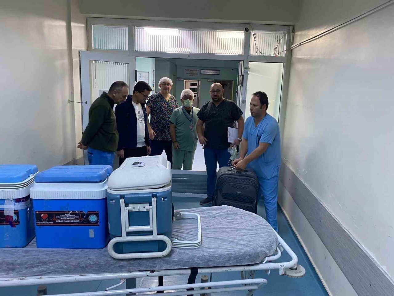 EDREMİT DEVLET HASTANESİ'NDE, BEYİN KANAMASI NEDENİYLE YOĞUN BAKIMDA TEDAVİ GÖREN BİR HASTANIN...