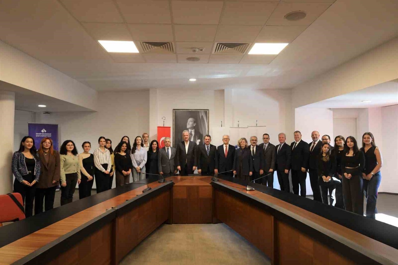 EGE BÖLGESİ’NDE İLK KEZ AÇILAN ‘AİLE MAHKEMELERİ HUKUK KLİNİĞİ’ DERSİNİ BAŞARIYLA TAMAMLAYAN...