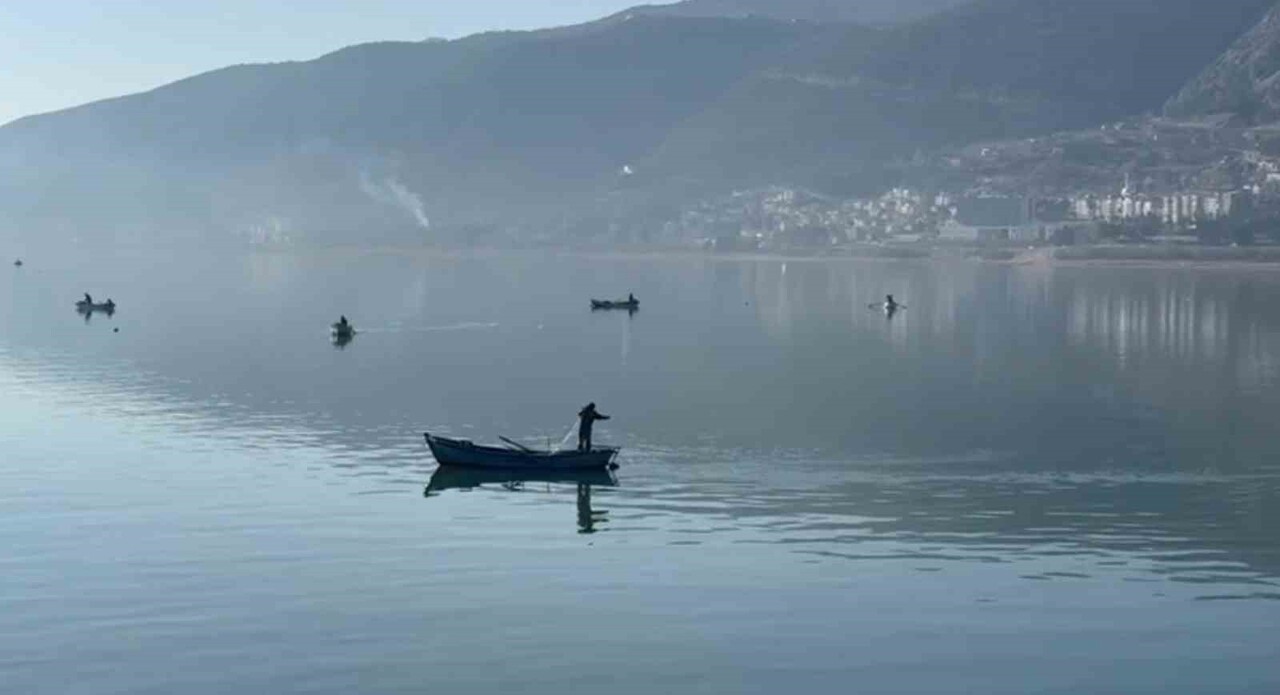EĞİRDİR GÖLÜ’NDE 15 KASIM İTİBARIYLA BAŞLAYAN KEREVİT AVI YASAĞI KAPSAMINDA YAPILAN DENETİMLERDE...