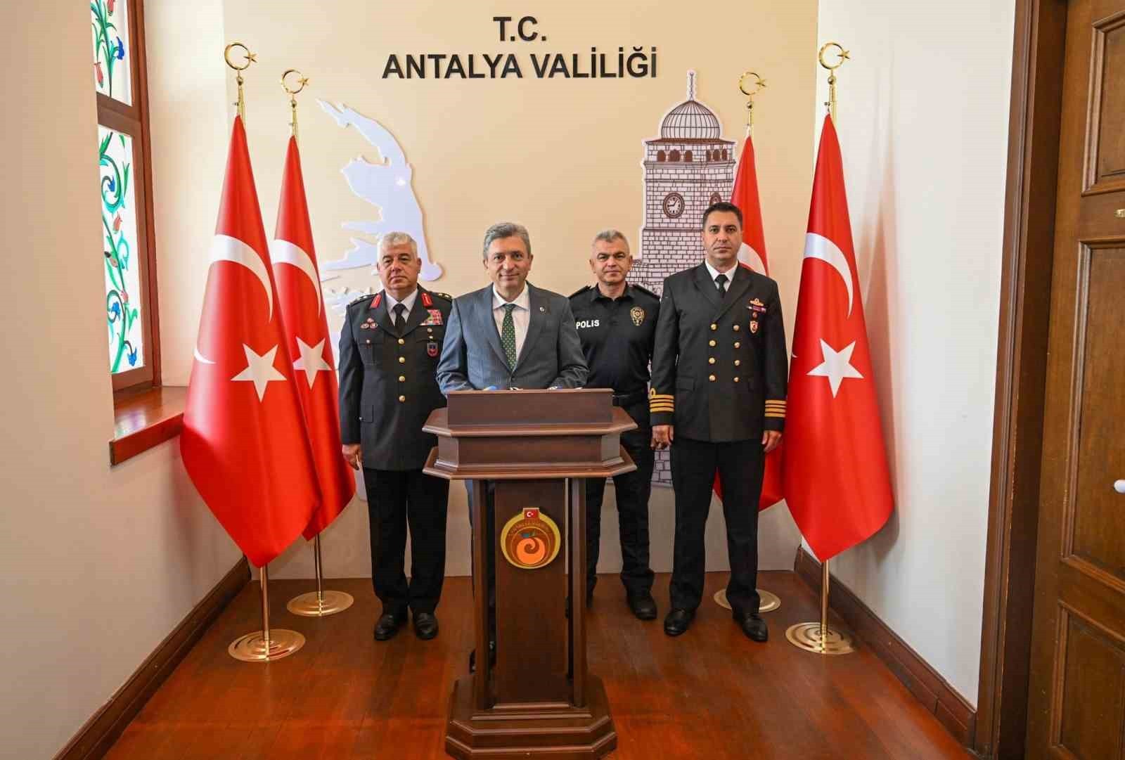 EKİM AYI İL ASAYİŞ VE GÜVENLİK TOPLANTISI ANTALYA VALİSİ HULUSİ ŞAHİN BAŞKANLIĞINDA YAPILDI. VALİ...