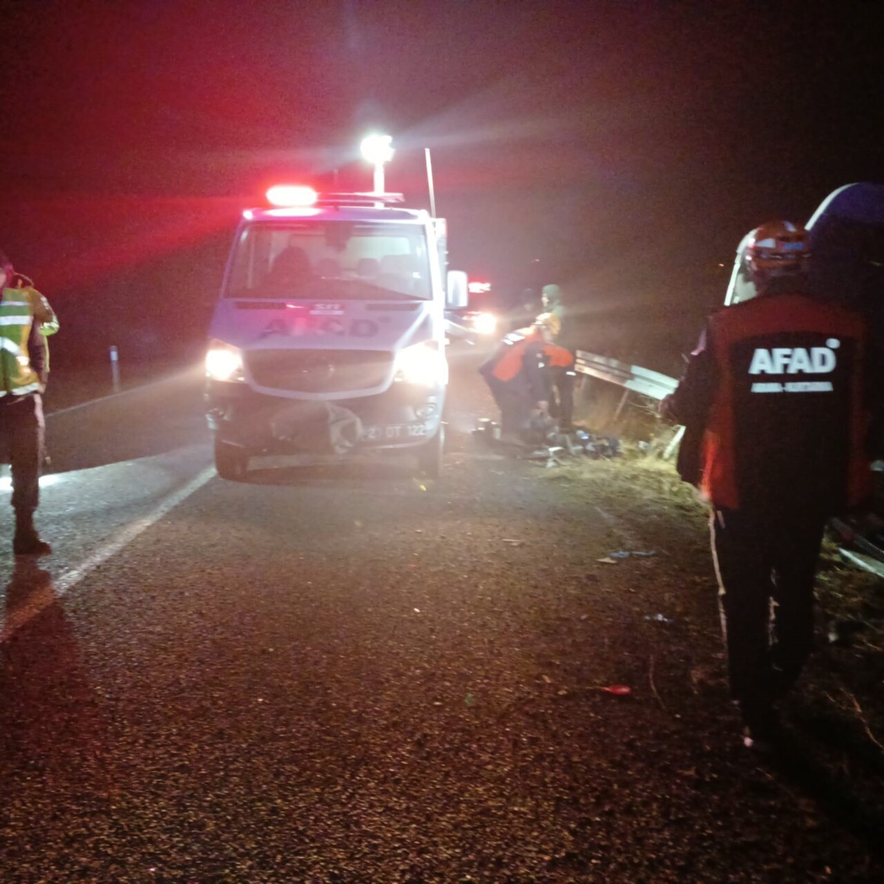 ELAZIĞ'DA DİREKSİYON  HAKİMİYETİNİ KAYBEDEN KAMYON BARİYERLERE ÇARPTI:1 YARALI