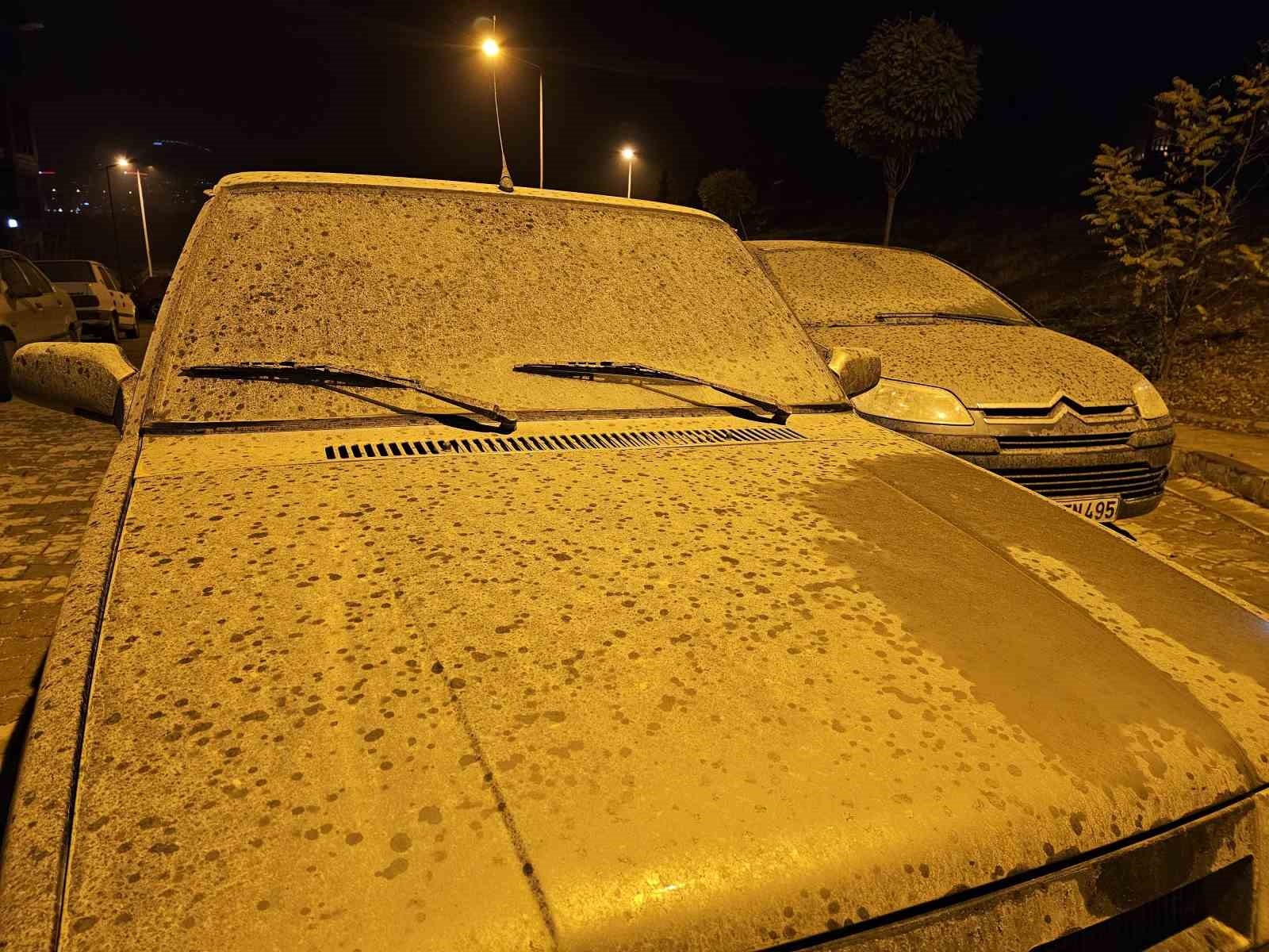 ELAZIĞ'DA  GECE SAATLERİNDE ETKİLİ OLAN TOZ TAŞINIMI YAĞIŞLA BİRLEŞİNCE, KENTİN ÜZERİNE ADETA...